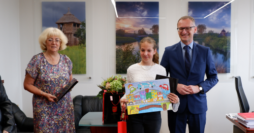 Laureatka I miejsca z burmistrzem i kierowniczą biblioteki.