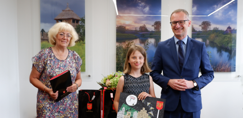 Laureatka I miejsca z burmistrzem i kierowniczą biblioteki.