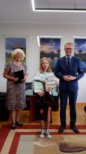 Laureatka II miejsca z burmistrzem i kierowniczą biblioteki.