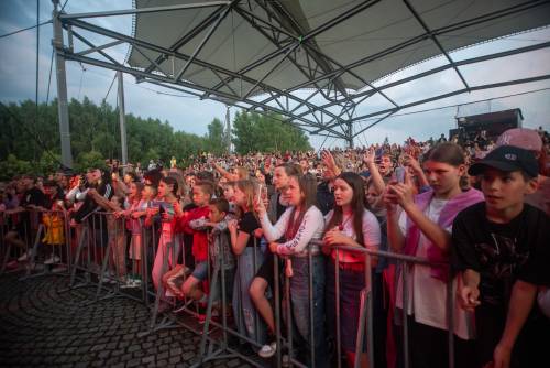 Publiczność przy barierkach.