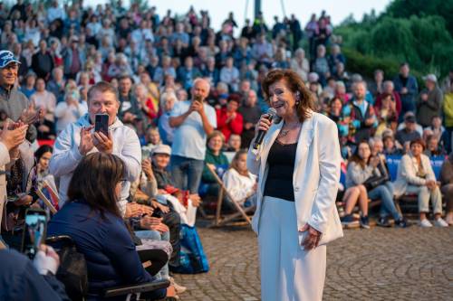 Widownia podczas koncertu. Artystka obok publiczności.