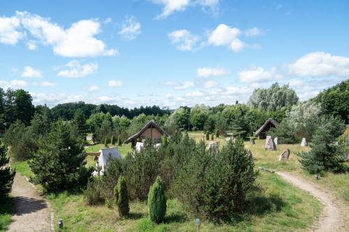 Widok na faktorie i kamienne kręgi.