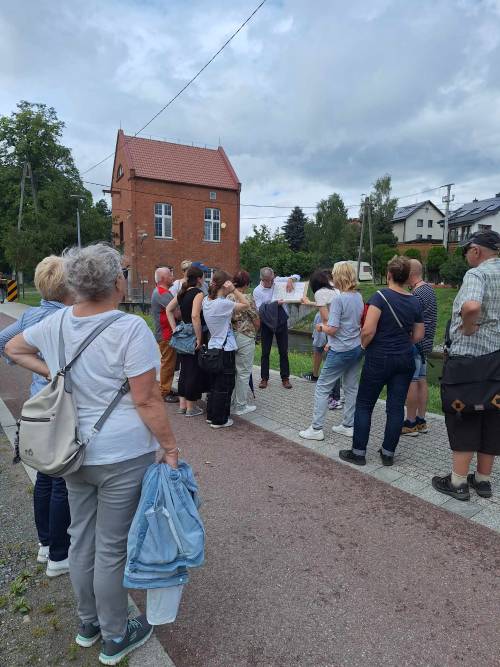 Uczestnicy pod elektrownią wodną na kanale Raduni.