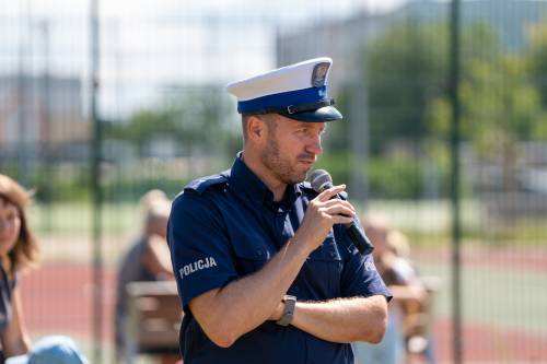 Policjant podczas prowadzenia spotkania z dziećmi.