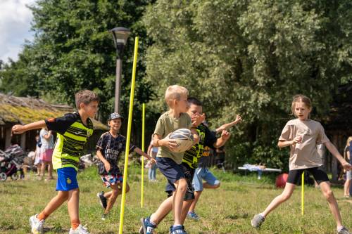 Dzieci podczas zabaw z piłką futbolową.