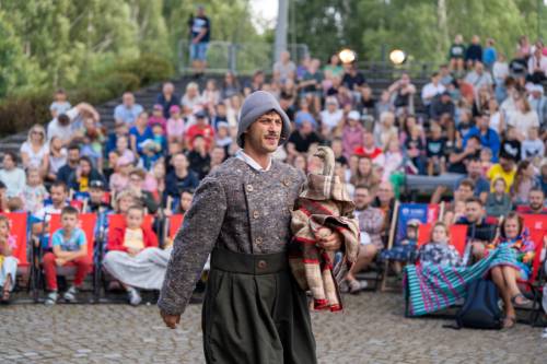 Zdjęcie przedstawia spektakl Złoty Klucz część trzecia podczas Faktorii Kultury w Pruszczu Gdańskim.