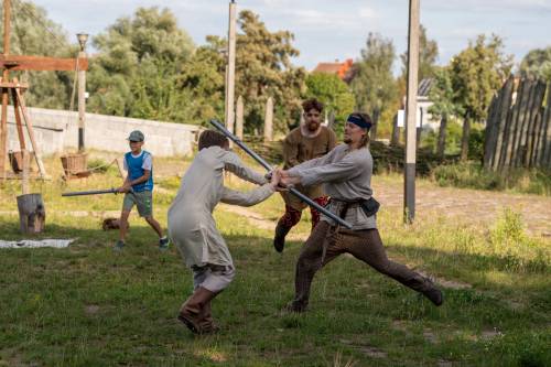 Zdjęcie przedstawia walkę dwóch rekonstruktorów podczas zajęć z fechtunku w Faktorii Handlowej.