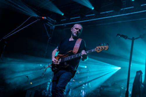 Zdjęcie przedstawia zbliżenie sceny podczas koncertu zespołu Organek w Pruszczu Gdańskim. Widać gitarzystę.