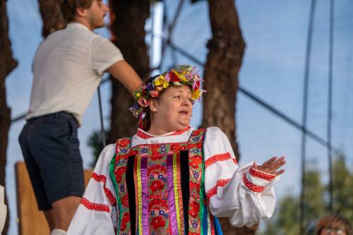 Na zdjęciu scena z przedstawienia Złoty Klucz amfiteatrze w Pruszczu Gdańskim. Widać aktorkę w ludowym stroju.