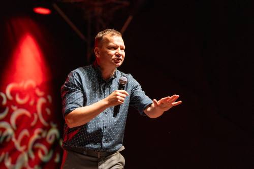 Tomasz Jachimek na scenie podczas Wieczoru Stand-up w ramach cyklu faktoria Kultury w Pruszczu Gdańskim. Zbliżenie.