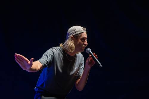 Michał Kempa na scenie podczas Wieczoru Stand-up w ramach cyklu faktoria Kultury w Pruszczu Gdańskim. Zbliżenie.