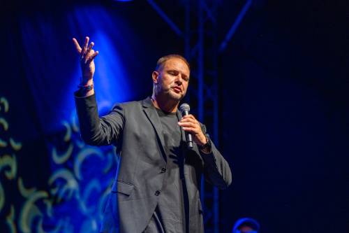 Tomasz Karolak na scenie podczas Wieczoru Stand-up w ramach cyklu faktoria Kultury w Pruszczu Gdańskim. Zbliżenie.