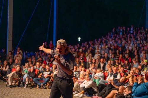 Michał Kempa z publicznością podczas Wieczoru Stand-up w ramach cyklu faktoria Kultury w Pruszczu Gdańskim. Zbliżenie.