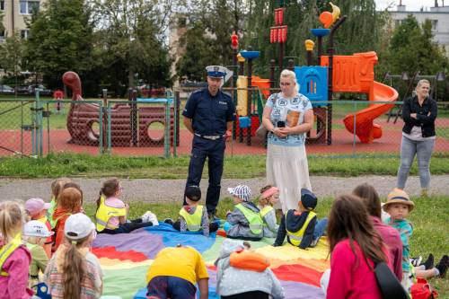 Pogadanka od policjantów podczas festynu Wakacje w mieście na boisku przy ulicy Tysiąclecia.