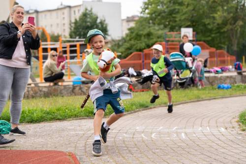 Dzieci bawią się hobby horse podczas festynu Wakacje w mieście na boisku przy ulicy Tysiąclecia.