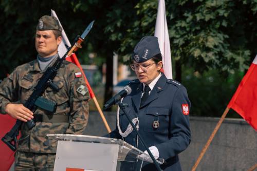 Funkcjonariuszka podczas obchodów.