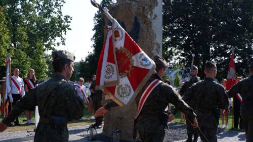 Żołnierze wnoszą poczet sztandarowy.