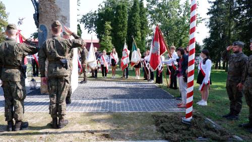 Żołnierze podczas apelu poległych.