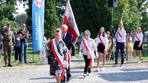 Goście ze sztandarami odmaszerowują.