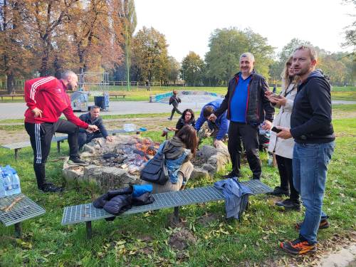 Uczestnicy po udanej akcji - integracja przy ognisku.