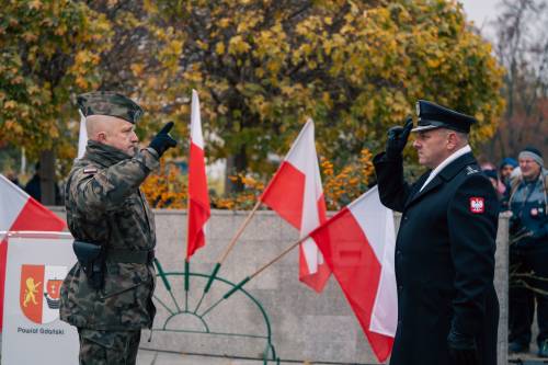 Salutujący żołnierze.