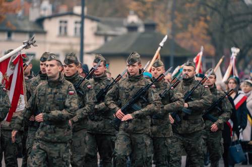 Przemarsz wojska ul. Wojska Polskiego.