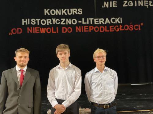 Zdjęcie przedstawia laureatów pt. Od niewoli do niepodległości