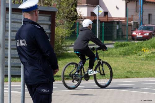 Mundurowy tyłem oceniający zawodnika.