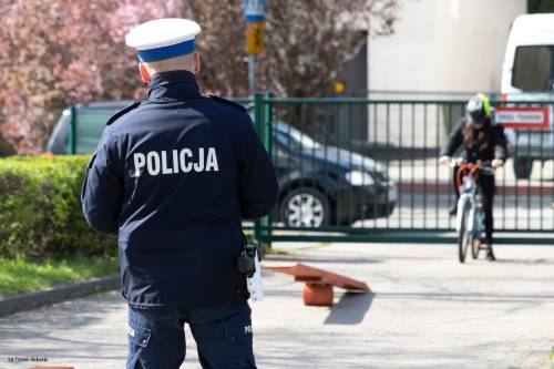 Rozpoczęcie Turnieju o bezpieczeństwie w Ruchu Drogowym - część praktyczna. Policjant na torze rowerowym.