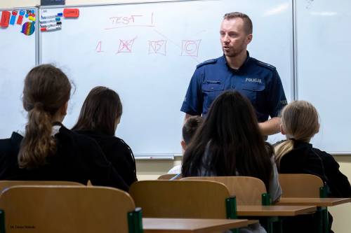 Rozpoczęcie Turnieju o bezpieczeństwie w Ruchu Drogowym - mł. asp. Karol Kościuk informuje uczestników o przebiegu turnieju.