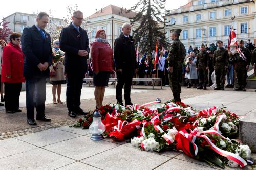 Delegacja Gminy Miejskiej Pruszcz Gdański składa kwiaty pod pomnikiem Nike na Placu Jana Pawła II w Pruszczu gdańskim