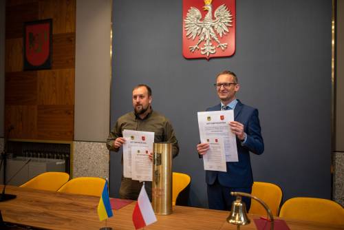 Zdjęcie przedstawia podpisanie aktu porozumienia między miastem Pruszcz Gdański i miastem Kupiańsk