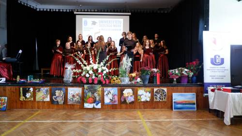 Występ chóru młodzieżowego z Gdańska podczas uroczystości. Młodzież ubrana jest w jednakowe stroje: czarna góra a dziewczęta w czerwone długie spódnice.