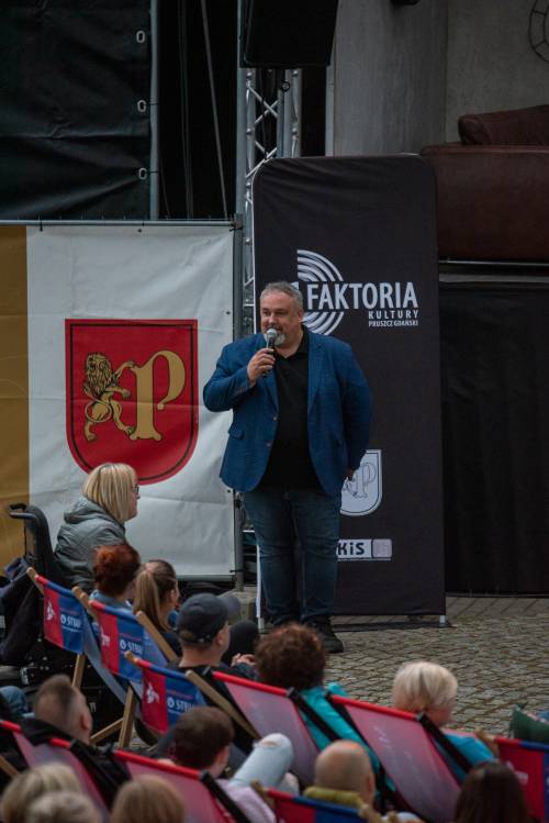 Dyrektor CKiS Piotr Pułkowski przed rozpoczęciem koncertu przemawia przez mikrofon.