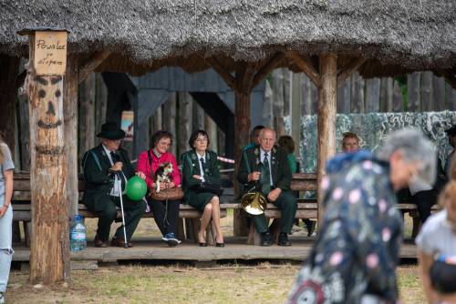 Uczestnicy podczas wydarzenia na Faktorii Handlowej w Pruszczu Gdańskim. Ludzie w mundurach leśników.