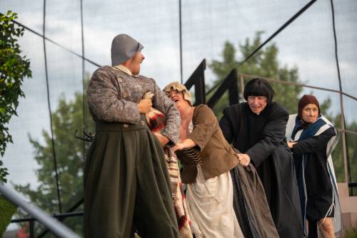 Aktorzy trzech mężczyzn i jedna kobieta podczas spektaklu Złoty Klucz cz. 3, który odbywa się w ramach cyklu wydarzeń Faktoria Kultury
