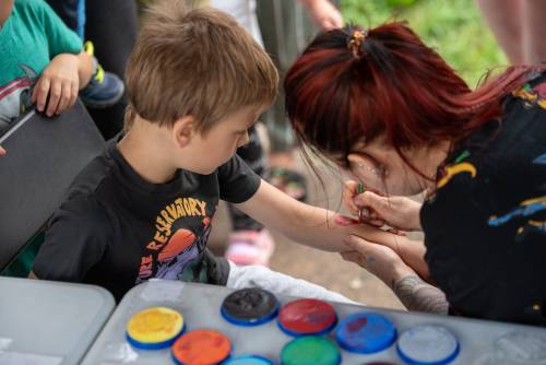 Dzieci podczas festynu - malowanie ręki.