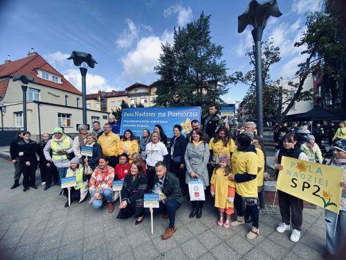 Zdjęcie przedstawia sadzenie żonkili w Pruszczu Gdańskim na inauguracji wydarzenia Pola Nadziei na Pomorzu 2024.