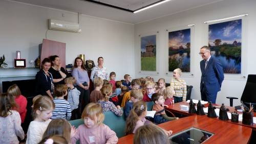 Przedszkolaki podczas spotkania z burmistrzem.