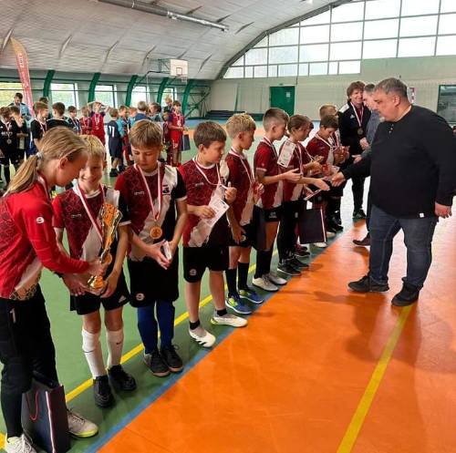 Zdjęcie ukazuje przebieg halowego turnieju piłki nożnej o puchar burmistrza Pruszcza Gdańskiego w 2023 roku.