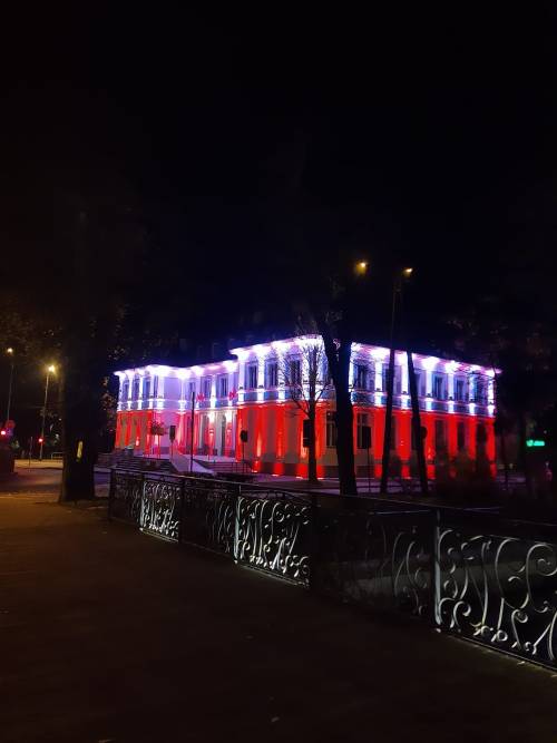 Iluminacja świetlna na budynku Urzędu Miasta.