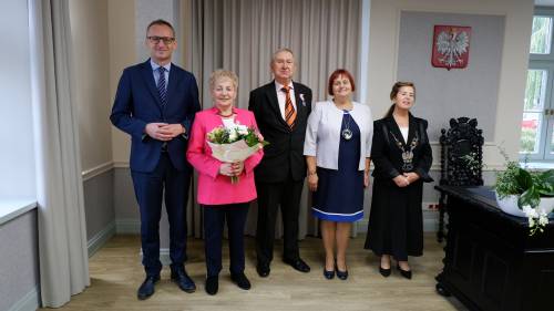 Pary małżeńskie podczas jubileuszu pożycia małżeńskiego wraz z Burmistrzem Pruszcza Gdańskiego.