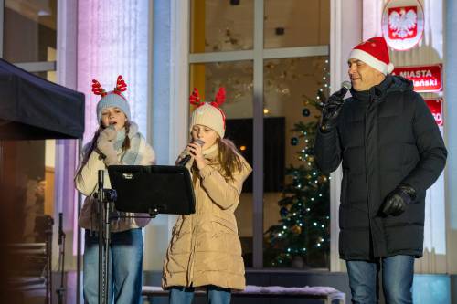 Zdjęcie przedstawia aktywności podczas wydarzenia Mikołajki w mieście w Pruszczu Gdańskim w 2023 roku.