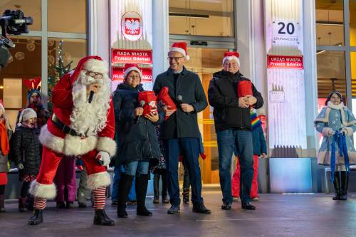 Zdjęcie przedstawia aktywności podczas wydarzenia Mikołajki w mieście w Pruszczu Gdańskim w 2023 roku.