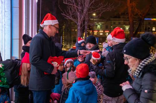 Zdjęcie przedstawia aktywności podczas wydarzenia Mikołajki w mieście w Pruszczu Gdańskim w 2023 roku.