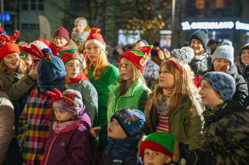 Zdjęcie przedstawia aktywności podczas wydarzenia Mikołajki w mieście w Pruszczu Gdańskim w 2023 roku.