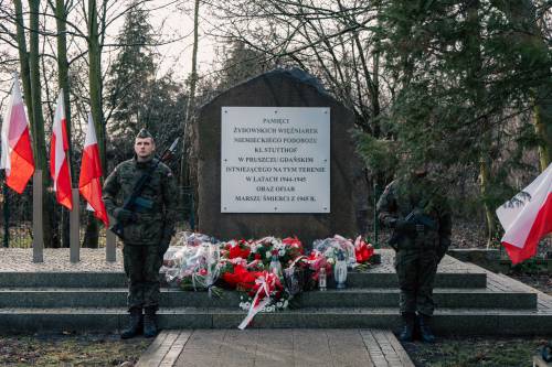 Obchody 79. rocznicy Marszu śmierci w Pruszczu Gdańskim. Pomnik.