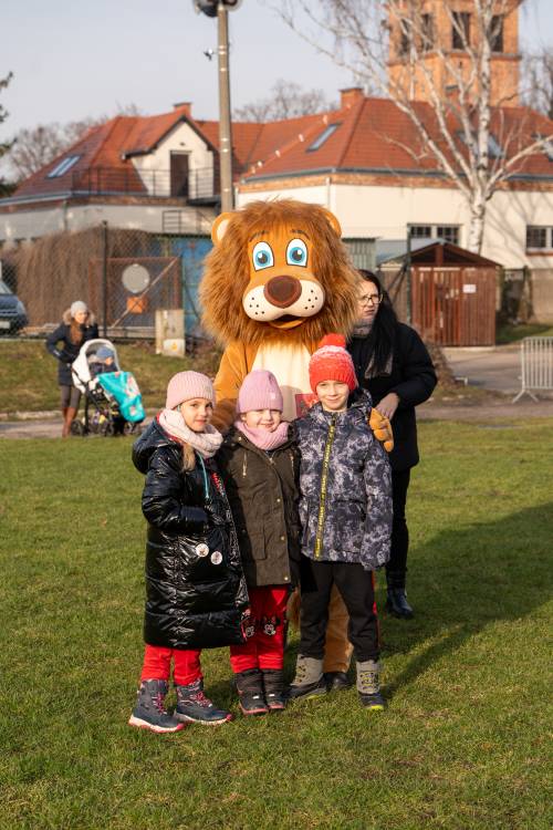 Dzieci z Lwem Pruszkiem.