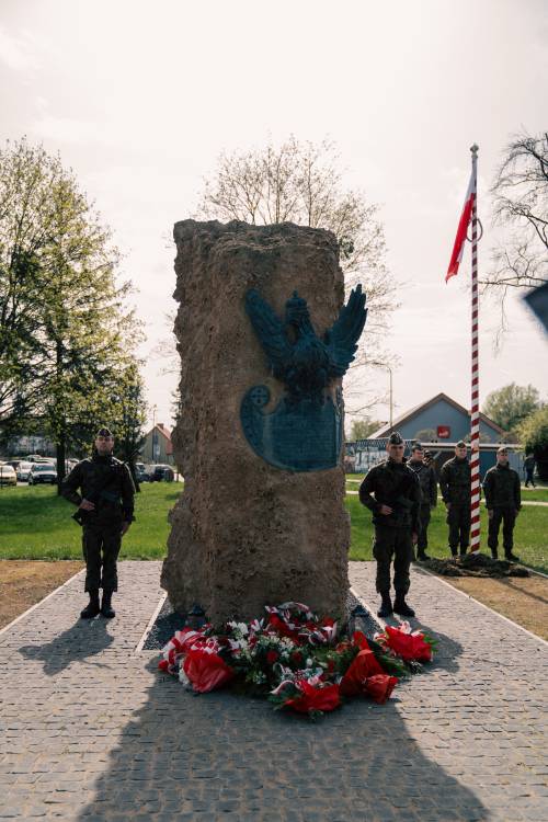 Pomnik upamiętniający zbrodnię katyńską w obstawie żołnierzy.