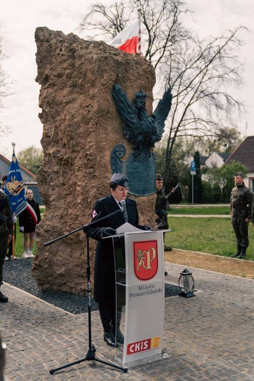 Przemówienie podczas obchodów upamiętniających zbrodnię katyńską w obstawie żołnierzy.